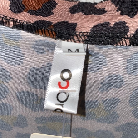 NWT V Neck High Low Leopard Print Top - Picture 3 of 3